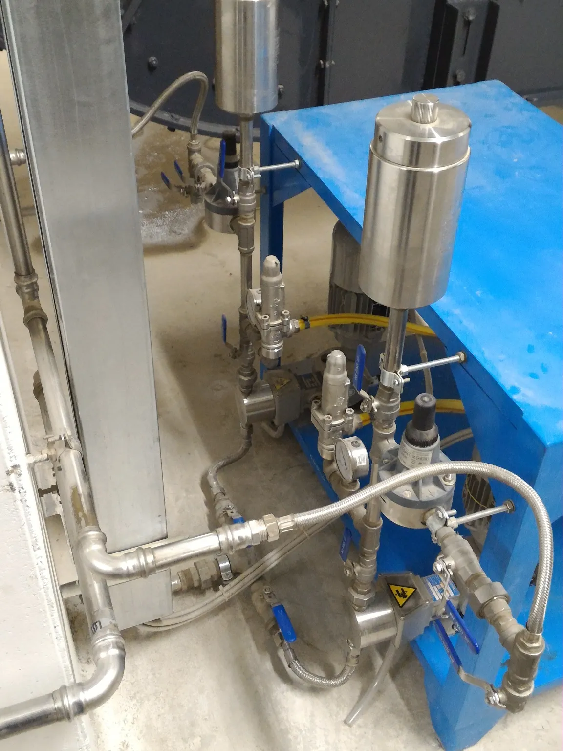 Pompe dosatrici dell’impianto SNCR con valvole di sicurezza e smorzatori di pulsazione – Cosio Valtellino