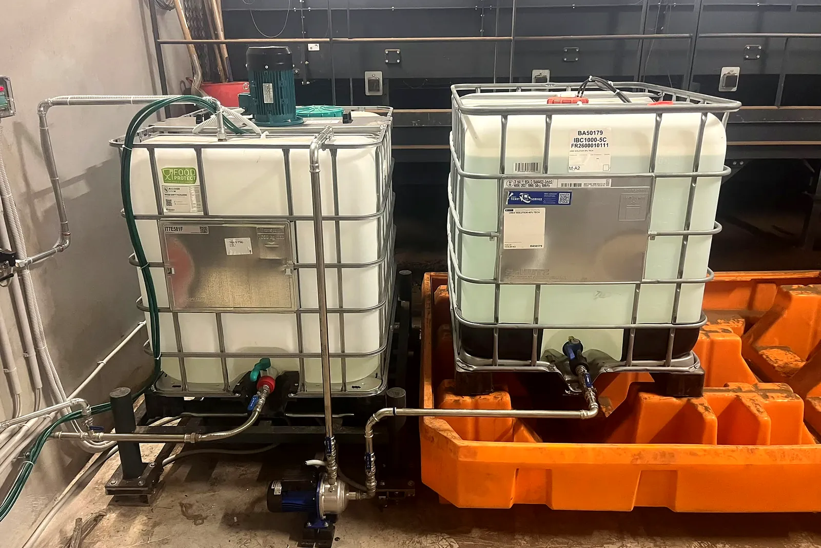Stoccaggio della soluzione di urea in IBC con unità di miscelazione, agitatore e vasca di contenimento – impianto SNCR, Francia